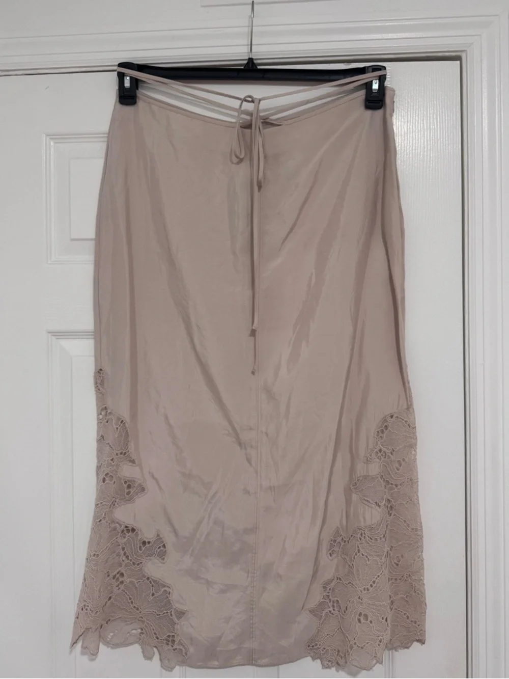 H&M Skirt with Lace details - Picture 2 of 16